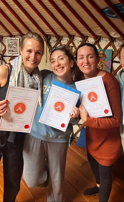 3 femmes tenant un papier en souriant